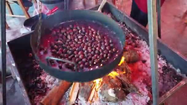 Castanhas assar em fogo de perto — Vídeo de Stock