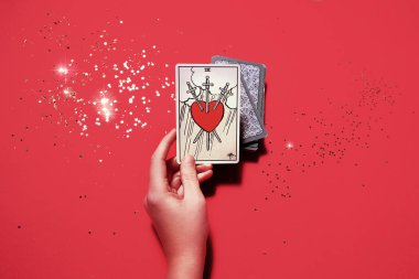Üç kılıçlı tarot kartı üst görünüm