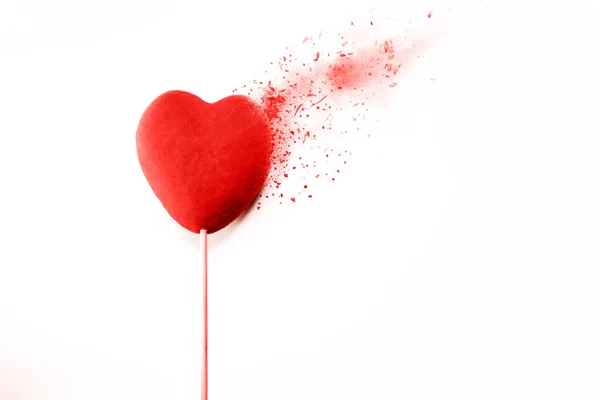 Corazón disuelto en pedazos Día de San Valentín, corazón roto y concepto de amor —  Fotos de Stock