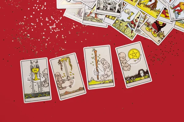 Masada Tarot kartları var. Aslar Hakkında Öğrenme — Stok fotoğraf