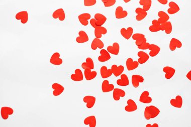 Beyaz yüzeyde kalp şeklinde kağıt süslemeleri olan şenlikli bir arkaplan