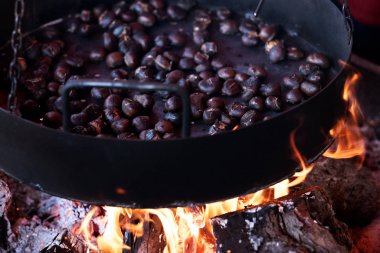 Kestaneler ateşte kavruluyor. Yaklaş.