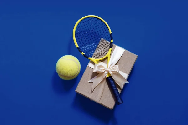 Tenis amor diseño pelotas de tenis y raqueta de regalo en caja — Foto de Stock