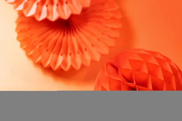 橙色背景上的纸扇和蜂窝 — 图库照片