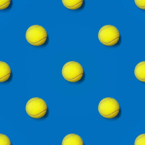 黄色のテニスボールシームレスパターン上の青の背景 — ストック写真