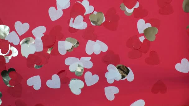 Ημέρα του Αγίου Βαλεντίνου σε σχήμα καρδιάς χάρτινα κομφετί διακόσμηση που πέφτουν σε αργή κίνηση — Αρχείο Βίντεο