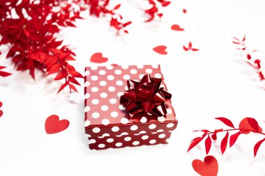 Beyaz arka planda kırmızı yapraklı çerçeve. Düz yatış, üst görünüm