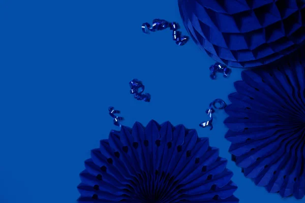 Paper fans and honeycombs on the classic dark blue background — Stock Photo, Image