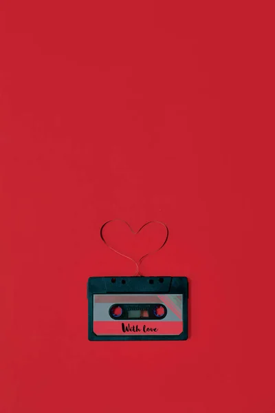 Аудиокассета ко Дню Святого Валентина с лентой в форме сердечно-красного фона — стоковое фото