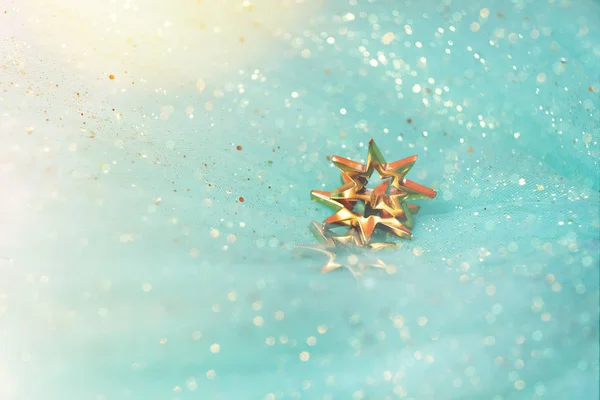 Estrelas douradas brilham no fundo pastel. Férias festivas conceito astrológico — Fotografia de Stock