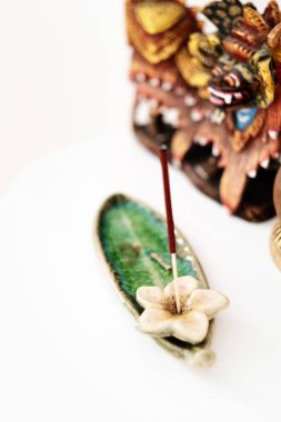 Aroma çubuğu beyaz tutacağa.