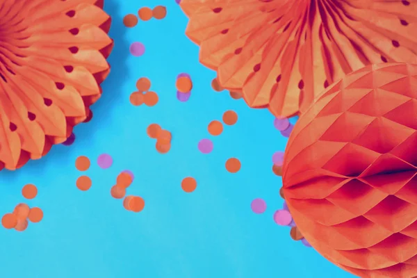 Orange paper fans and honeycombs on bright blue background — 图库照片