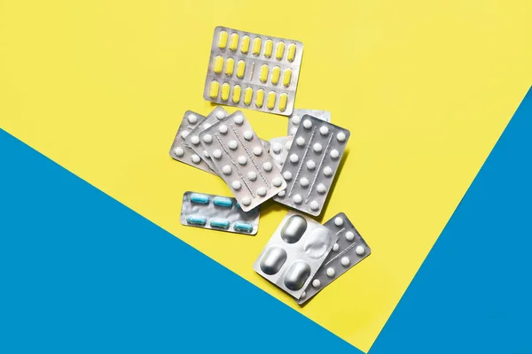 Heap van medische pillen in wit, blauw en andere kleuren. Pillen in plastic verpakking. — Stockfoto