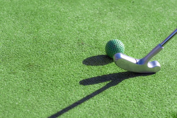 Мини гольф клуб, мяч и лунка — стоковое фото