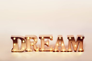 Dekoratif harflerin kapatılması kelime rüyası ışıklarla parlıyor