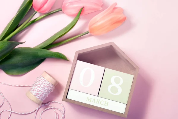 8 maart Happy Womens Day concept. Met houten blokkenkalender en roze tulpen — Stockfoto