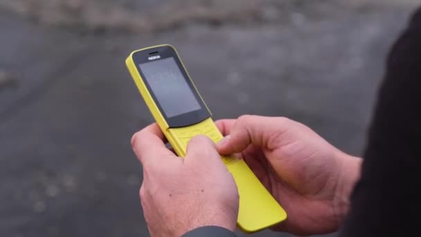 旧式黄色nokia 8110重新装入移动电话重新发行的现代版本 — 图库视频影像