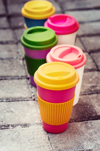 Tazas de café o té reutilizables de viaje surtido de bambú con tapa de silicona . — Foto de Stock