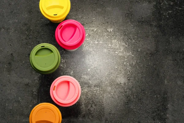 Tazas de café o té reutilizables de viaje surtido de bambú con tapa de silicona . — Foto de Stock