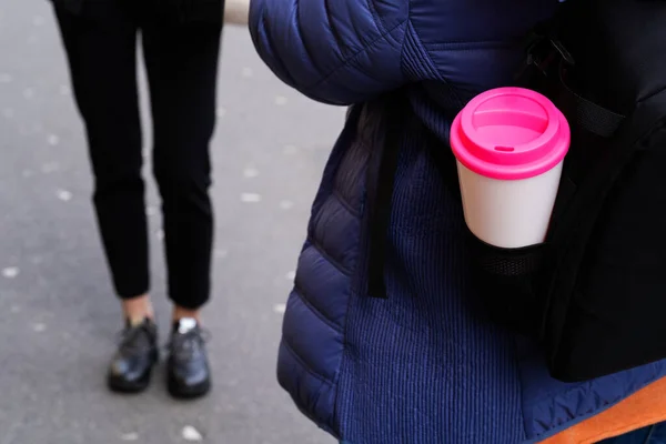 Tome su café para llevar con taza de viaje reutilizable. Cero residuos. concepto de estilo de vida sostenible . — Foto de Stock