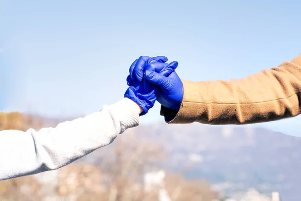 Hombre y niño tomados de la mano con guantes médicos protección contra el Coronavirus — Foto de Stock