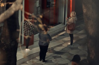 COVID-19 yayılmasını önlemek için tecrit sırasında yüz maskesi takan kişi