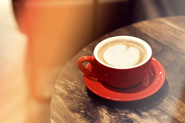 Cangkir cappuccino di meja kayu coklat — Stok Foto