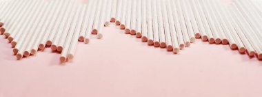 Plastik ücretsiz yeniden kullanılabilir cam pipet içiyor.