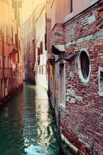 Канал в Венеции, Италия — стоковое фото