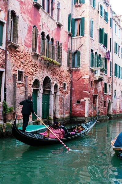 Góndola y canales en Venecia, Italia — Foto de Stock