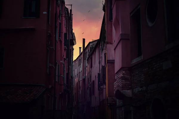 夕阳西下的运河美景,威尼斯,意大利.浪漫的黑暗和充满活力的城市景观 — 图库照片