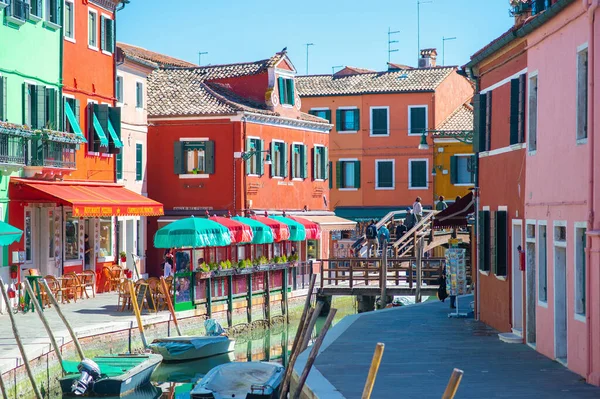 Barevné domy v Burano, Benátky, Itálie — Stock fotografie