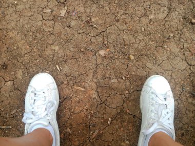 Kirli kırık toprak arka plan ile spor ayakkabı