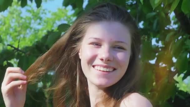 Bella Ragazza Adolescente Sorridente Toccante Capelli All Aperto — Video Stock