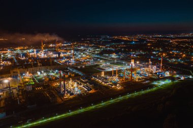 Petrol rafinerisi gecesi