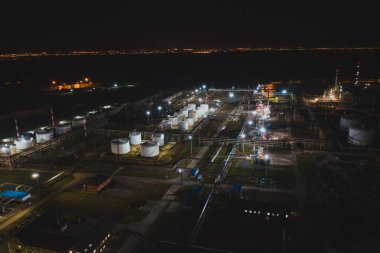 Petrol rafinerisi gecesi
