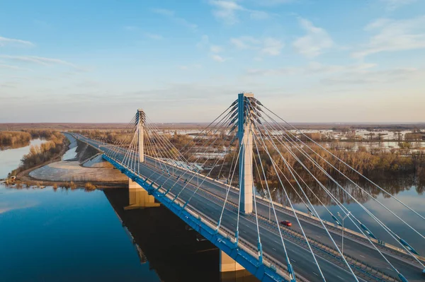 Auto over brug — Stockfoto