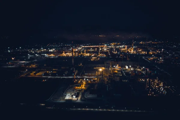 Noite de refinaria de petróleo — Fotografia de Stock