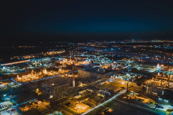 Ночь нефтеперерабатывающего завода — стоковое фото