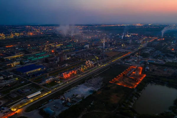 Ночной химический завод — стоковое фото