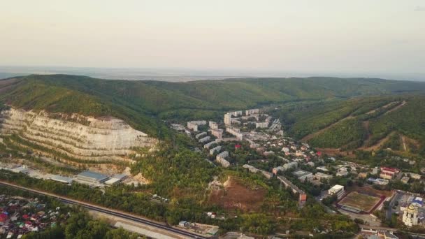 Bosque montaña ciudad — Vídeo de stock