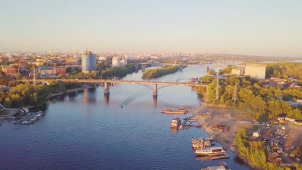 Ponti sul fiume della città — Video Stock