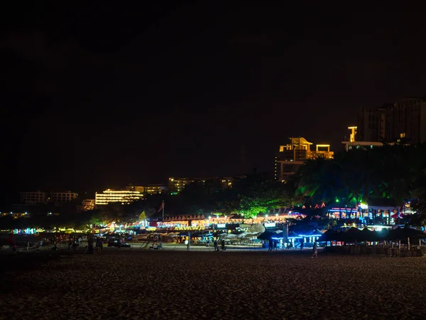 Natt stranden med café — Stockfoto
