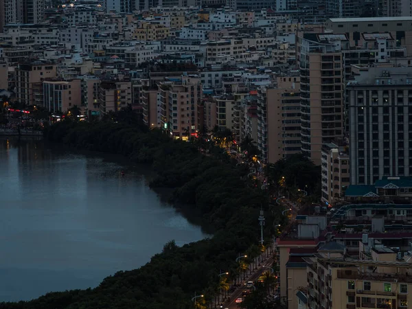 Cidade moderna à noite — Fotografia de Stock