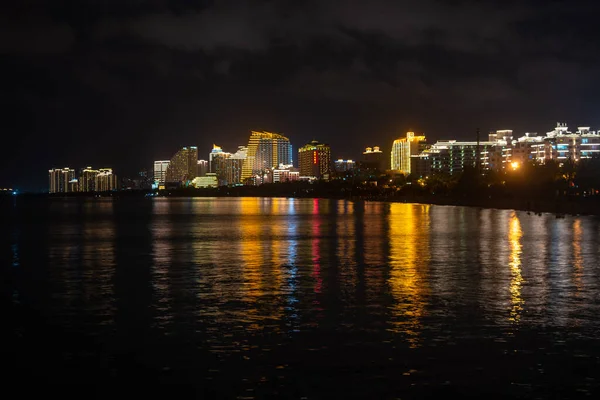 Reflexão da cidade noite — Fotografia de Stock