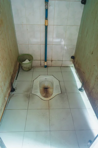 Старий і іржі туалет — стокове фото
