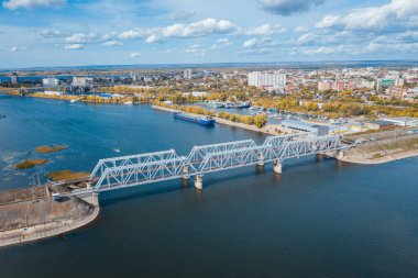 Köprü nehrin üzerinde