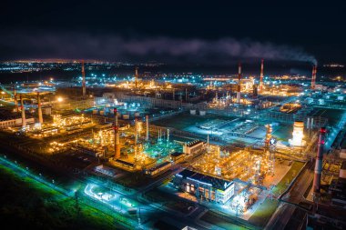 Petrol rafinerisi gecesi