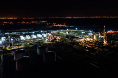 Petrol rafinerisi gecesi
