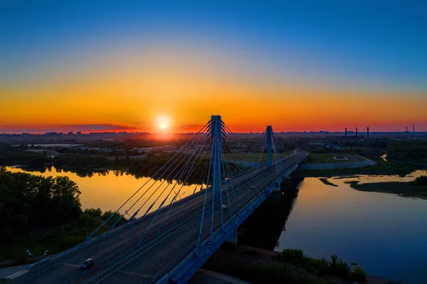 Carro sobre ponte — Fotografia de Stock